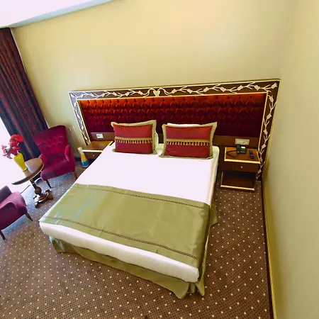 Mb Deluxe Hotel 4*