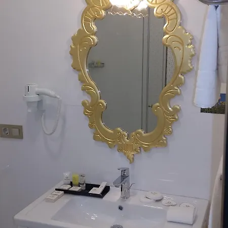 Mb Deluxe Hotel